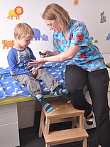Kinderarzt-Praxis Mahlsdorf: Untersuchung eines Kindes mit dem Otoskop